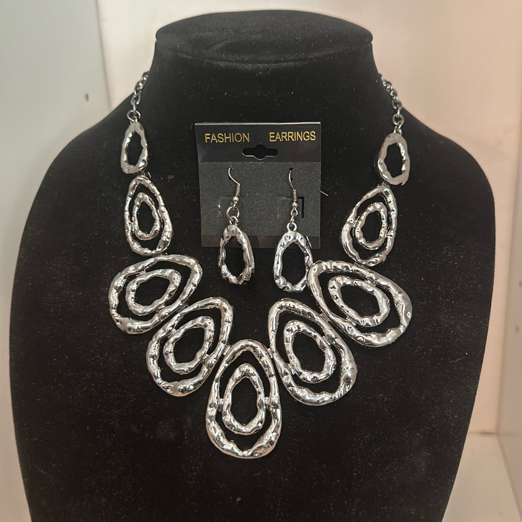 Beautiful Silver Tone Necklace And Earring Set Beautiful Silver Tone Necklace And Earring Set